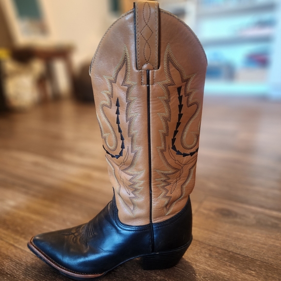 Justin leather cowgirl boots. Good condition. J flex. Cowboy boots. - Picture 2 of 5